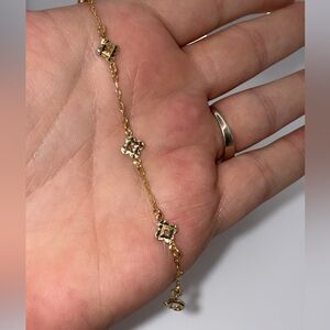 Elegant Gold toned Bracelet with Clover Accents